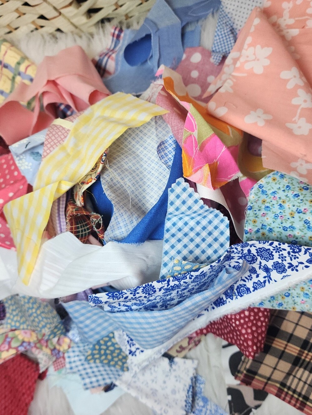 Fabric Scraps 2 Lb 8 Oz Assorted Colors & Sizes For Quilting Crafts FPP